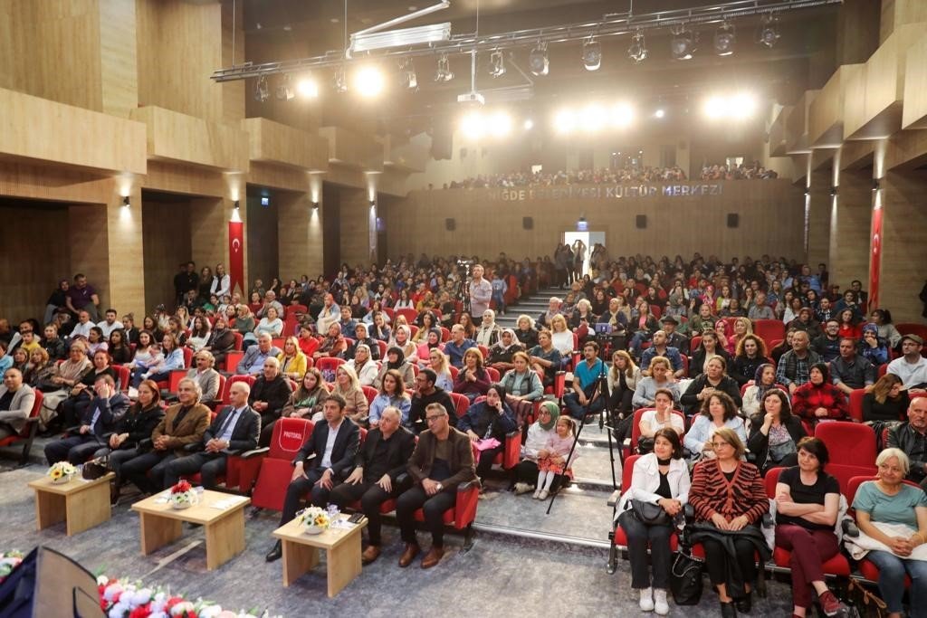 Halk Korosu ilk konserini verdi