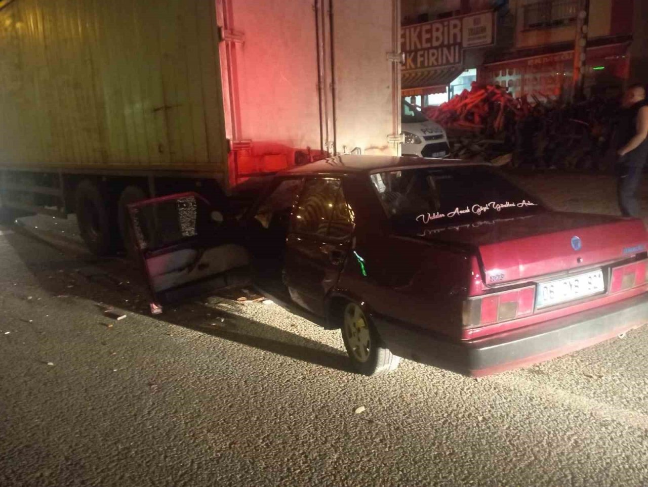 Park halindeki kamyona arkadan çarpan otomobil sürücüsü ağır yaralandı