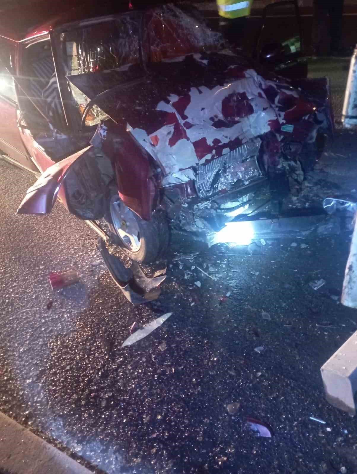 Park halindeki kamyona arkadan çarpan otomobil sürücüsü ağır yaralandı