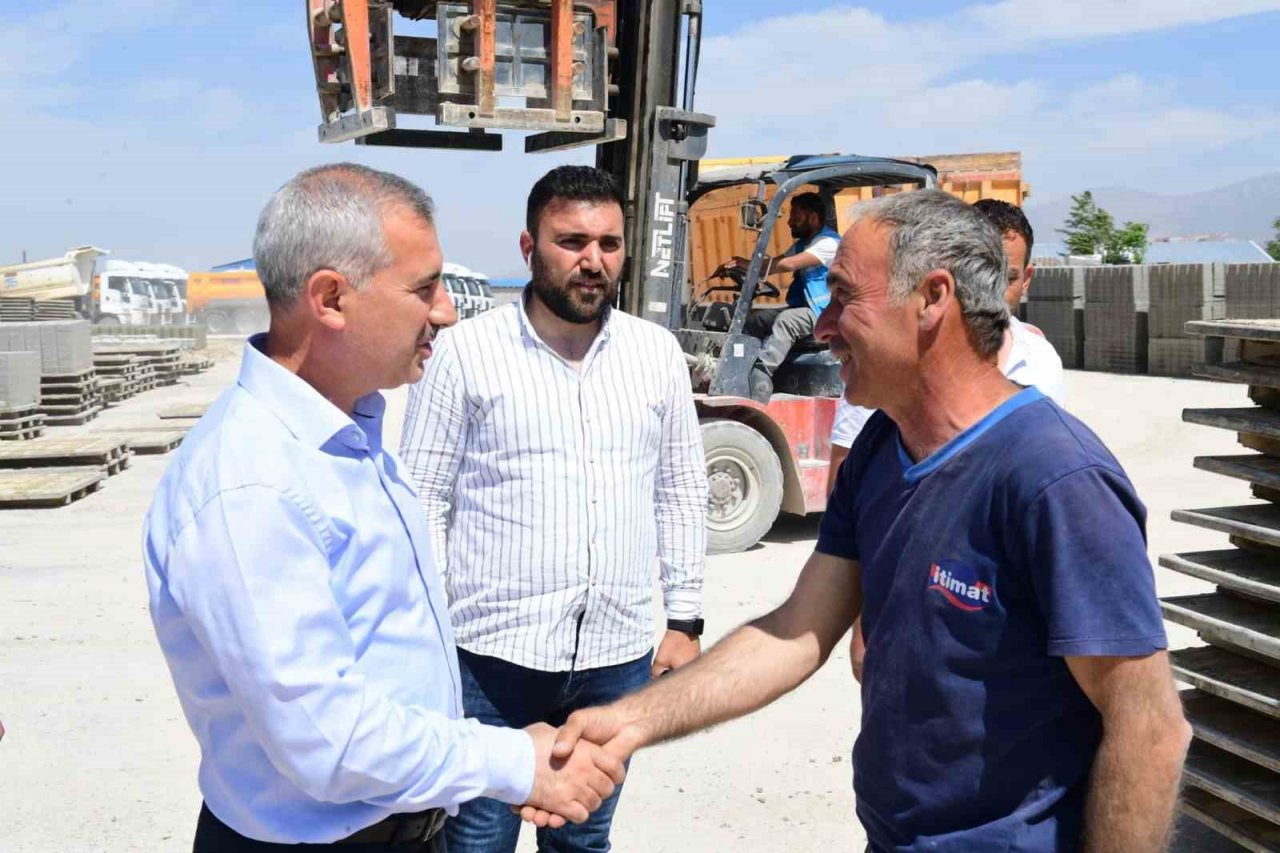 Yeşilyurt’ta hasar gören yollar baştan aşağıya yeniliyor