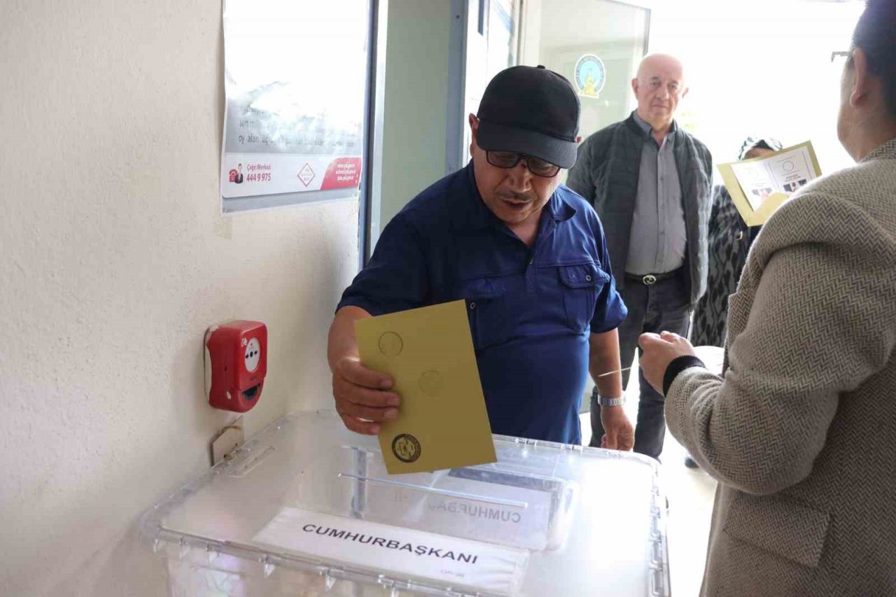 Havaalanında 2. tur için oylar atılıyor
