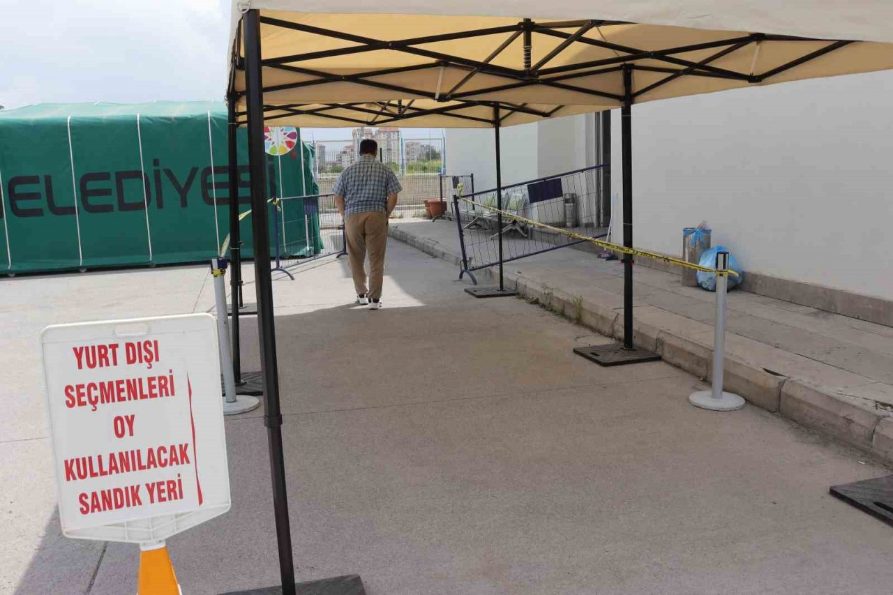 Havaalanında 2. tur için oylar atılıyor