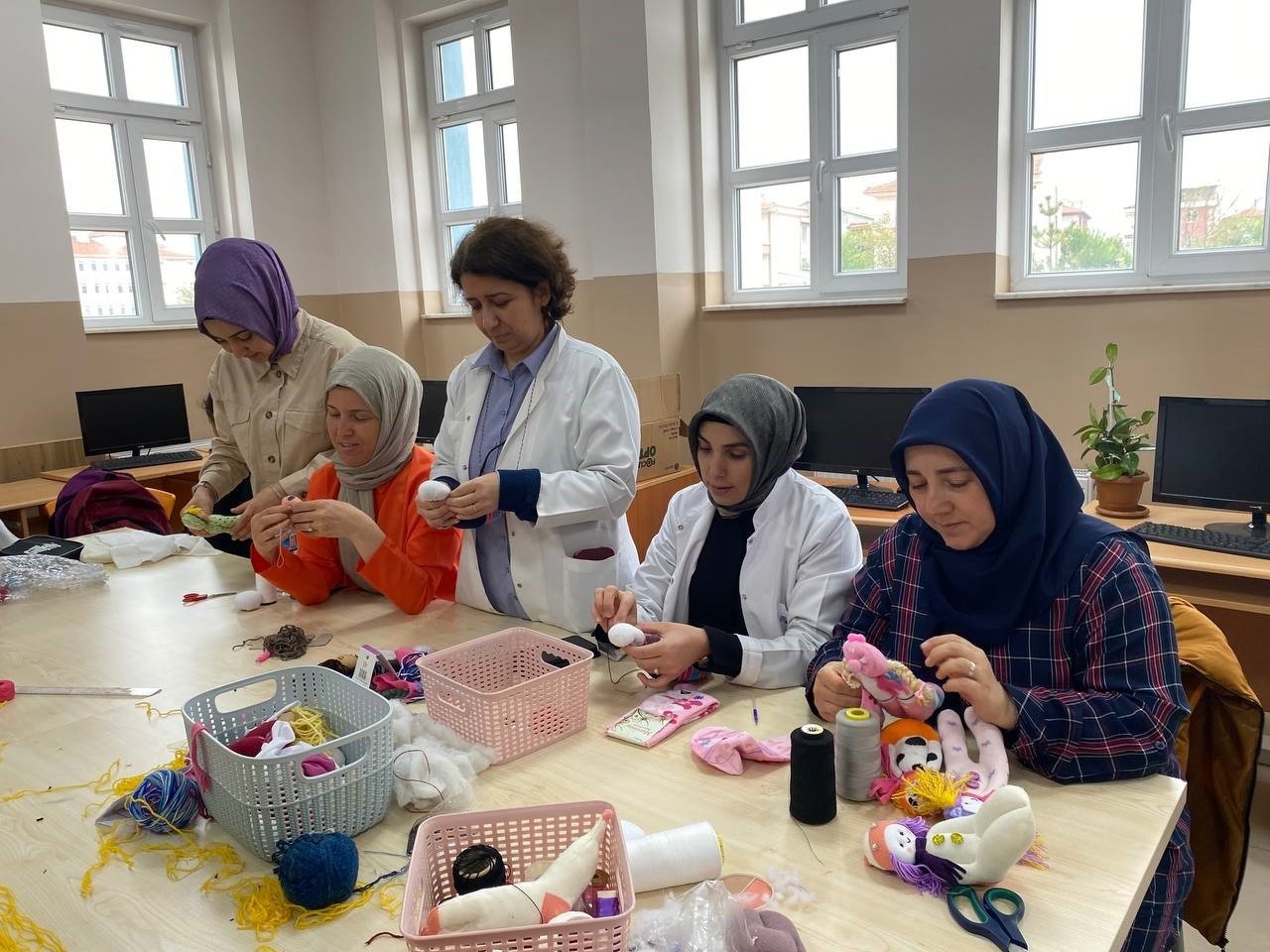 Meslek liseli öğrenciler depremzede çocukları yaptıkları bebeklerle sevindirdi