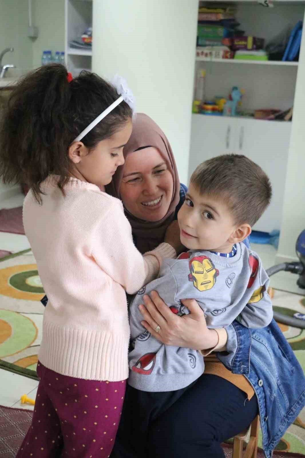 Meslek liseli öğrenciler depremzede çocukları yaptıkları bebeklerle sevindirdi