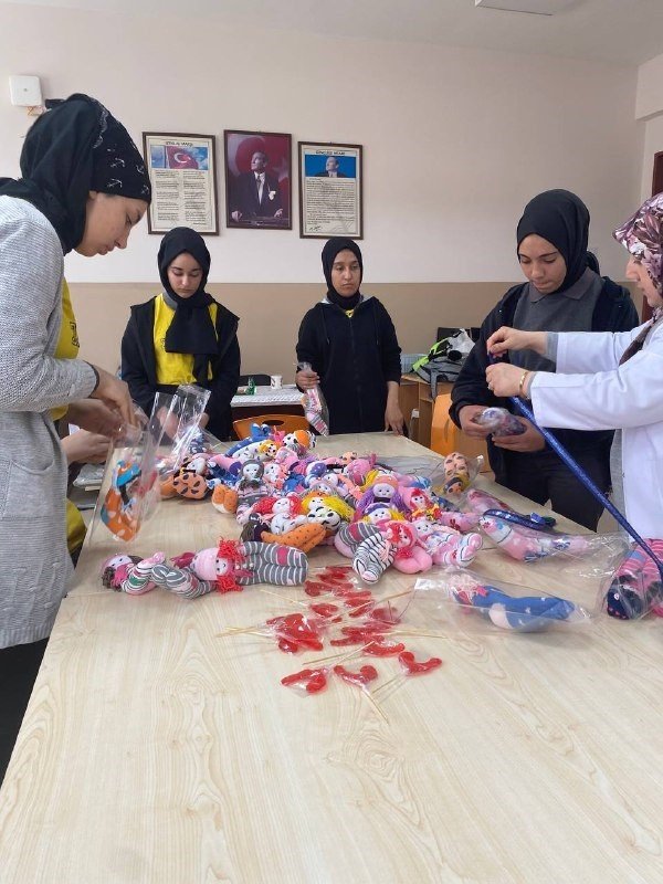 Meslek liseli öğrenciler depremzede çocukları yaptıkları bebeklerle sevindirdi