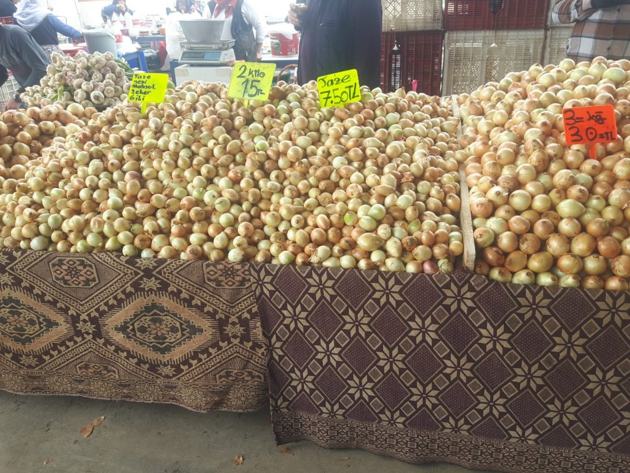 Afyonkarahisar’daki semt pazarlarında fiyatlar düşüşe geçti