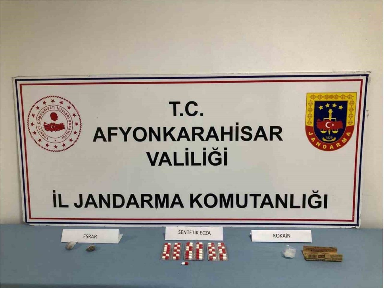 Uyuşturucu satma suçundan aranan şahıs uyuşturucu maddeler ile yakalandı