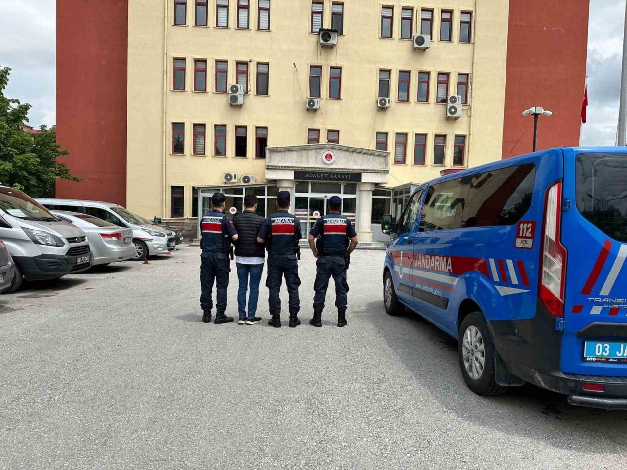 Uyuşturucu satma suçundan aranan şahıs uyuşturucu maddeler ile yakalandı