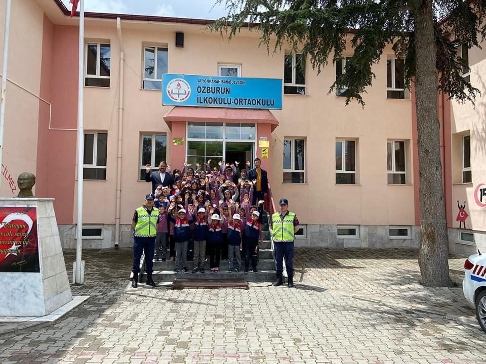 Jandarmadan ilk ve ortaokul çocuklarına yönelik güvenli trafik eğitimi