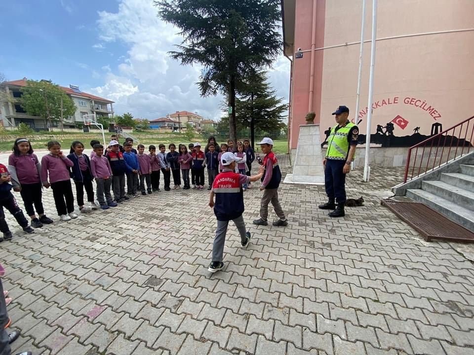 Jandarmadan ilk ve ortaokul çocuklarına yönelik güvenli trafik eğitimi