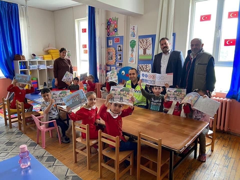 Jandarmadan ilk ve ortaokul çocuklarına yönelik güvenli trafik eğitimi