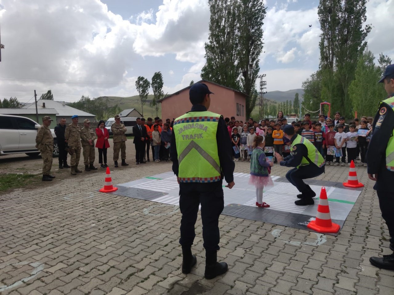 Jandarma Ağrı’da minik öğrencilere trafik eğitimi veriyor