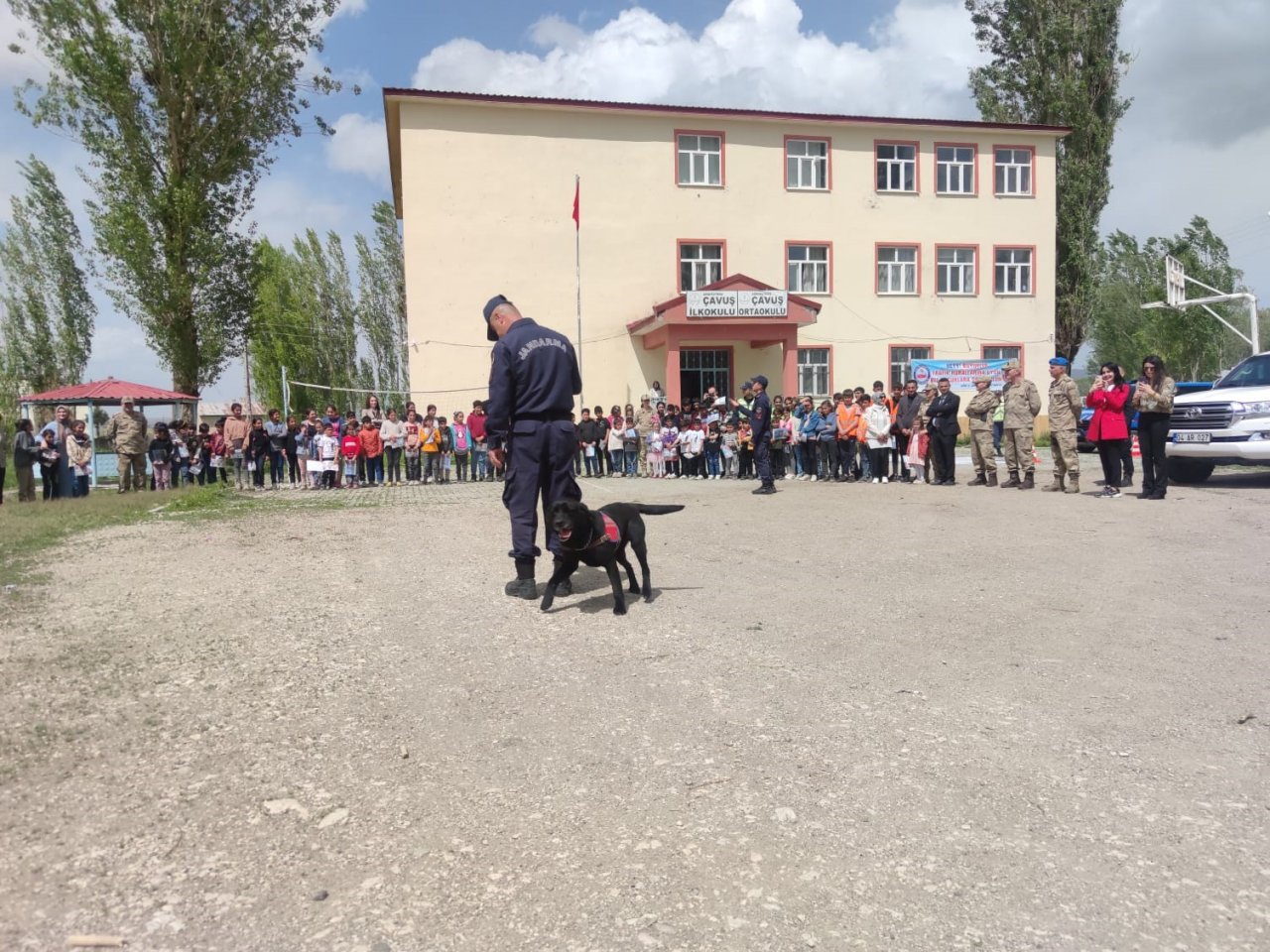 Jandarma Ağrı’da minik öğrencilere trafik eğitimi veriyor