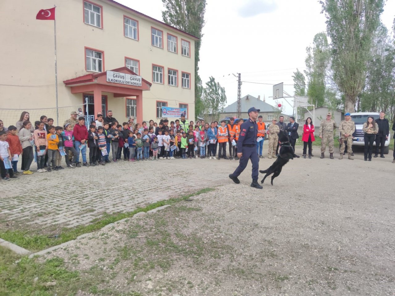 Jandarma Ağrı’da minik öğrencilere trafik eğitimi veriyor