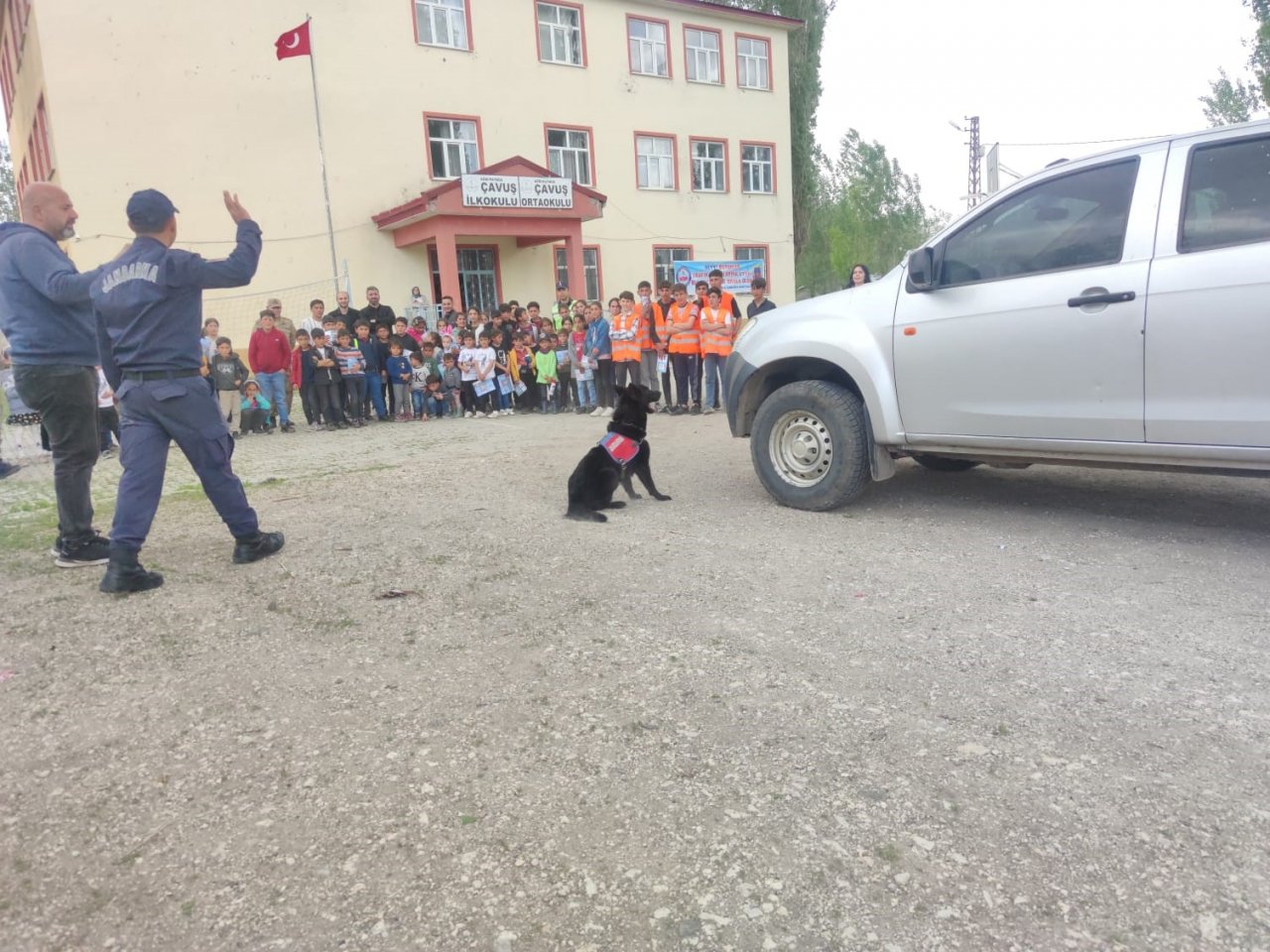 Jandarma Ağrı’da minik öğrencilere trafik eğitimi veriyor