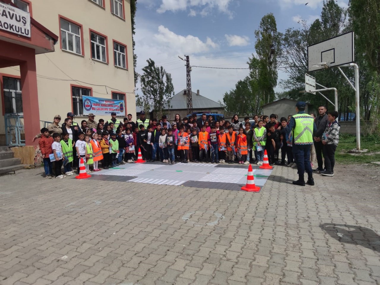 Jandarma Ağrı’da minik öğrencilere trafik eğitimi veriyor