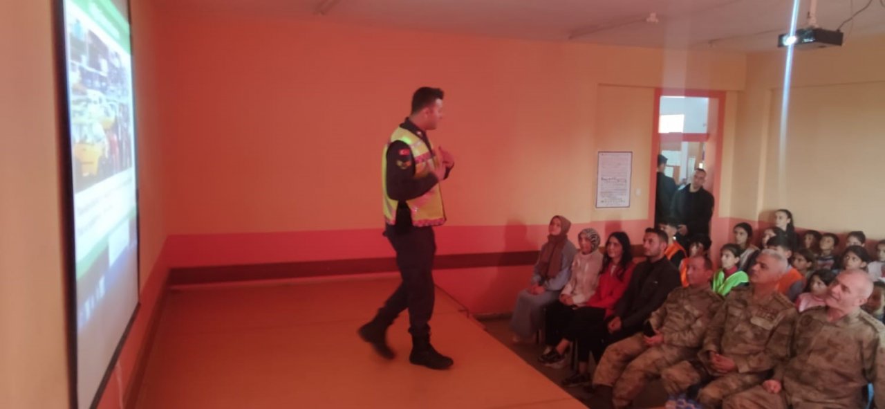 Jandarma Ağrı’da minik öğrencilere trafik eğitimi veriyor