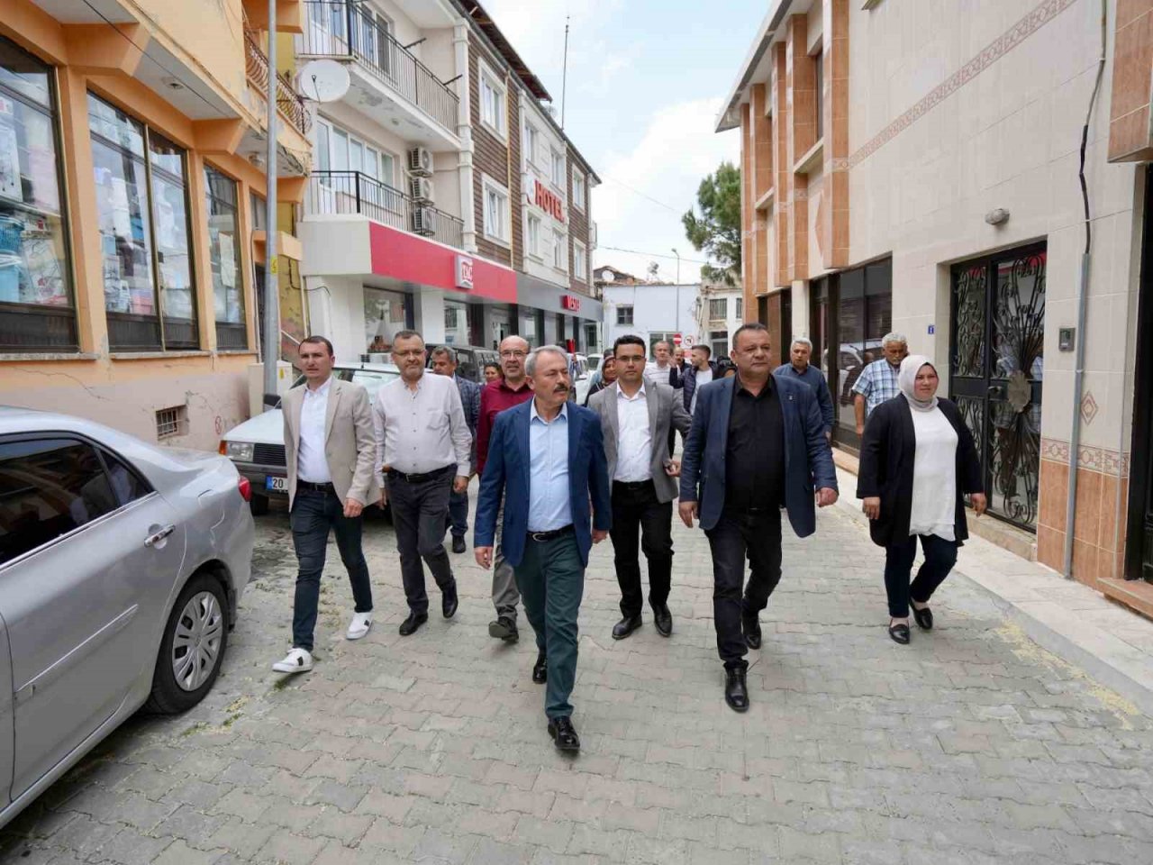 AK Partili Şahin Tin, Denizli’yi adım adım dolaşıyor