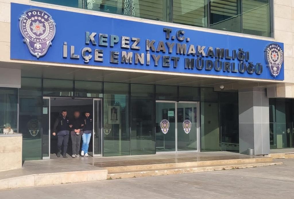 Antalya’da hapis cezası bulunan 2 firari yakalandı