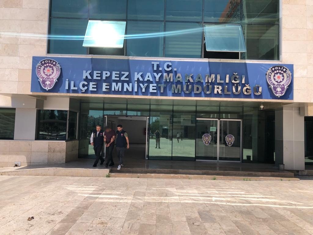 Antalya’da hapis cezası bulunan 2 firari yakalandı