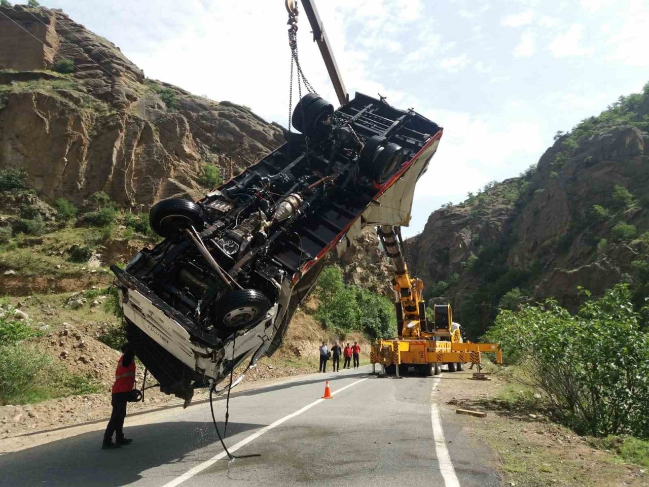 Çoruh nehrine düşen kamyon 3 gün sonra çıkartıldı, kayıp sürücüyü ise arama çalışmaları sürüyor