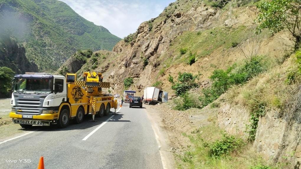 Çoruh nehrine düşen kamyon 3 gün sonra çıkartıldı, kayıp sürücüyü ise arama çalışmaları sürüyor