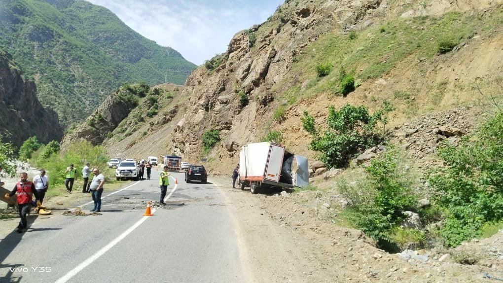 Çoruh nehrine düşen kamyon 3 gün sonra çıkartıldı, kayıp sürücüyü ise arama çalışmaları sürüyor