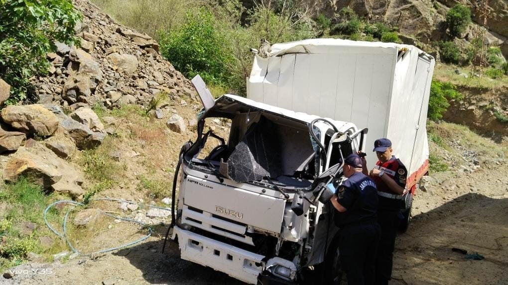 Çoruh nehrine düşen kamyon 3 gün sonra çıkartıldı, kayıp sürücüyü ise arama çalışmaları sürüyor