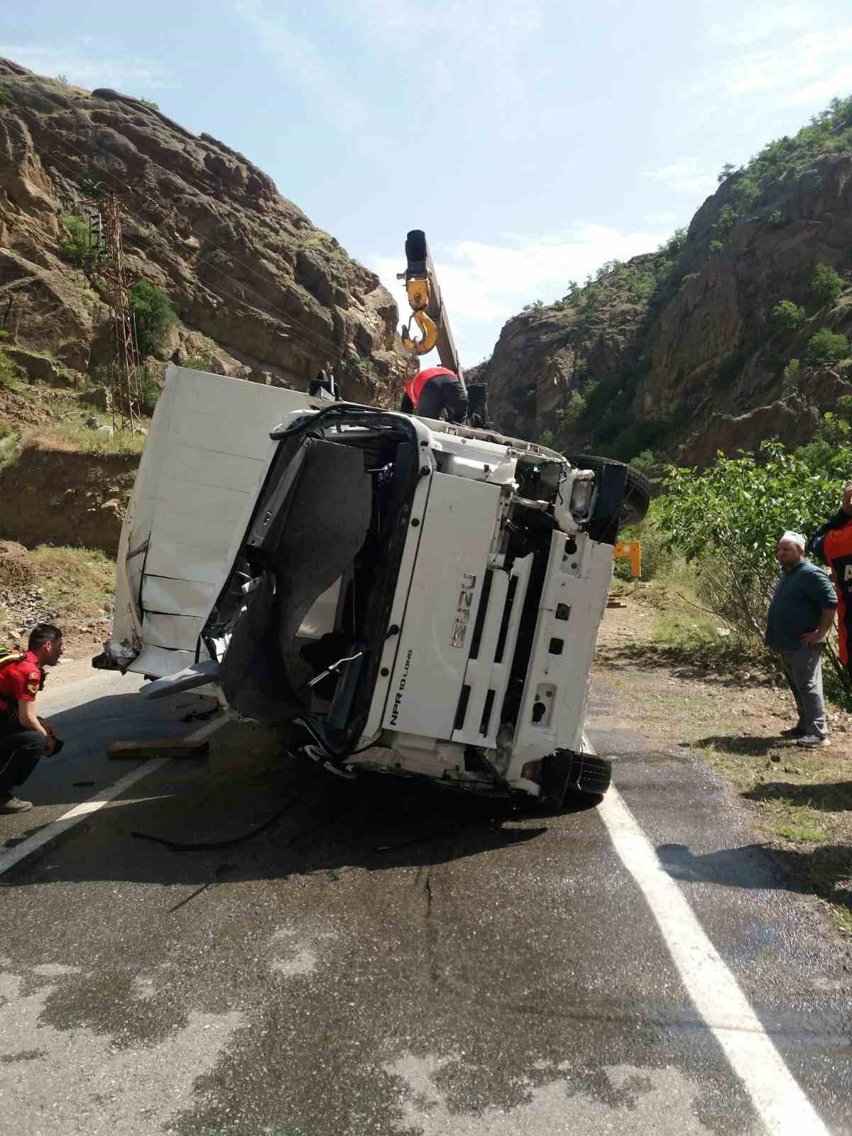Çoruh nehrine düşen kamyon 3 gün sonra çıkartıldı, kayıp sürücüyü ise arama çalışmaları sürüyor