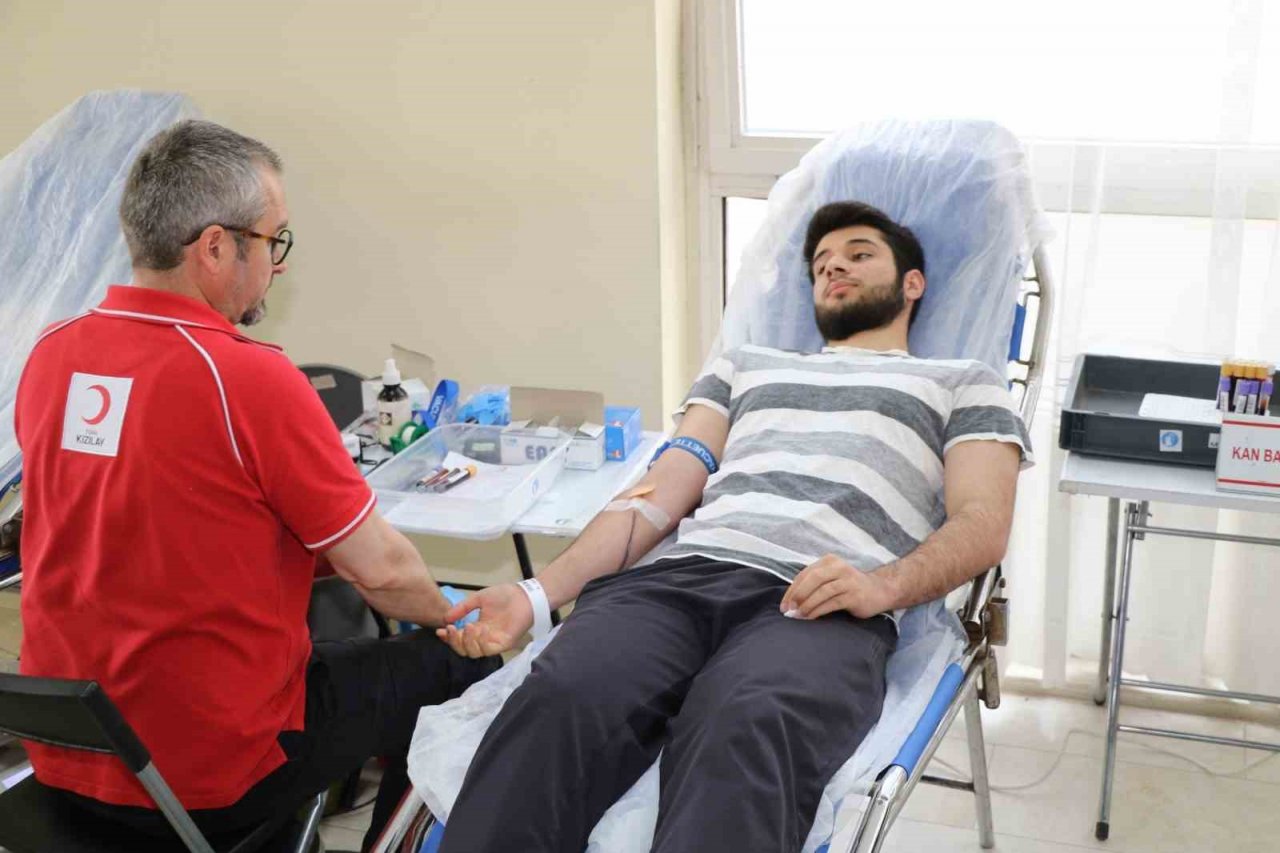 Üniversiteli gençler kan bağışına dikkat çekti