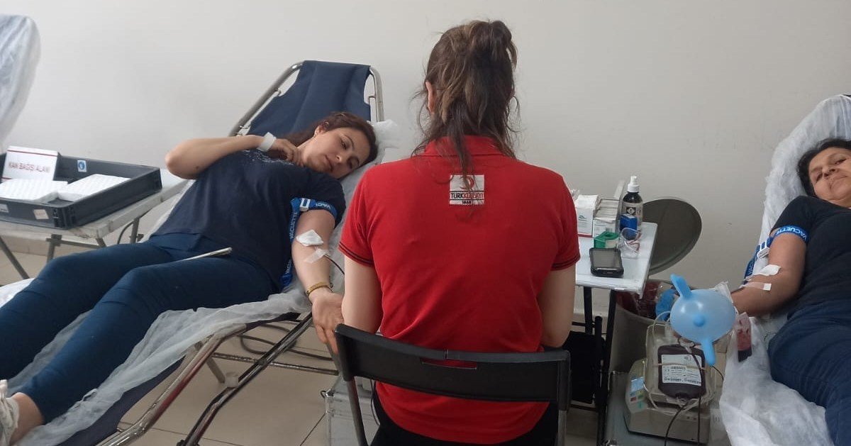 Üniversiteli gençler kan bağışına dikkat çekti
