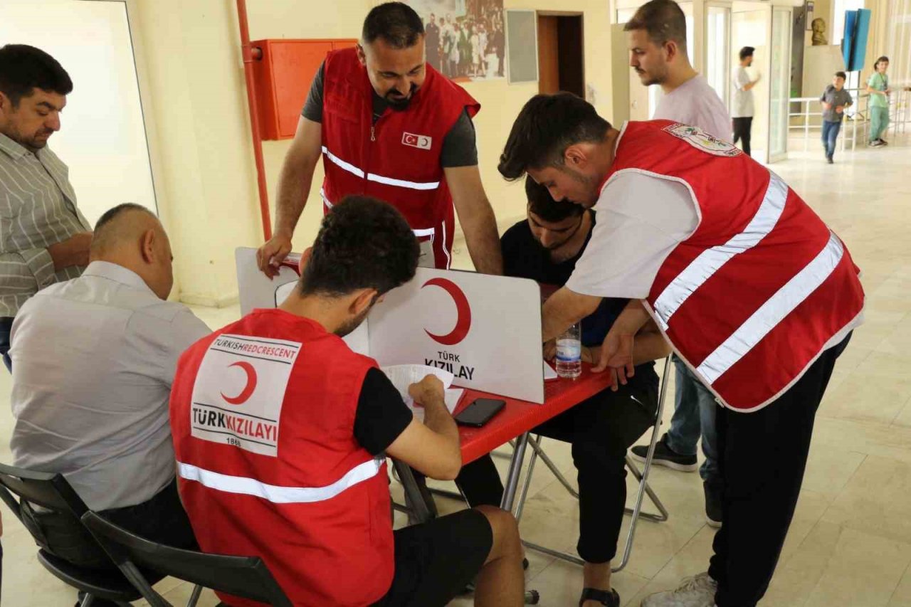 Üniversiteli gençler kan bağışına dikkat çekti