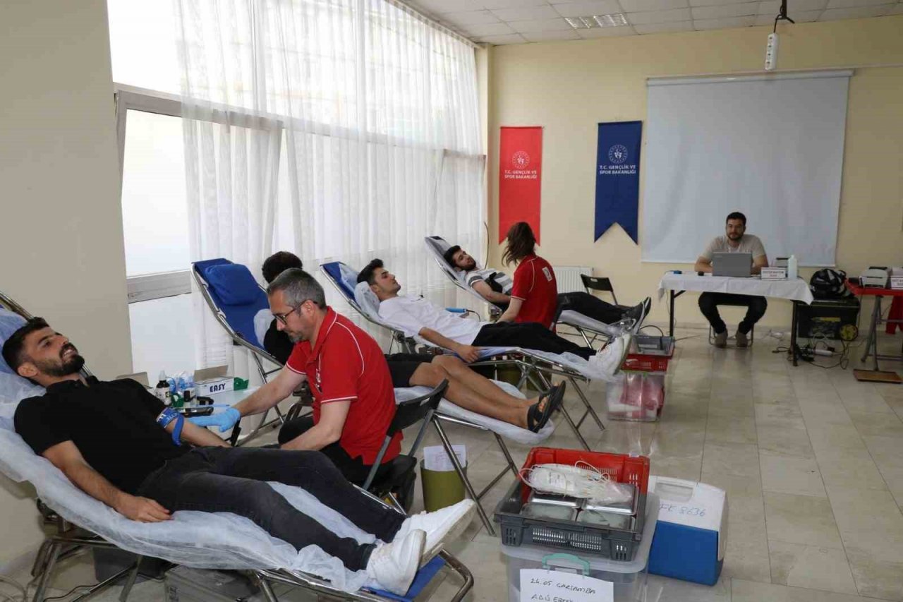 Üniversiteli gençler kan bağışına dikkat çekti