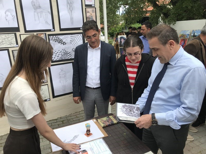 Kaymakam İlyas Memiş görsel sanatlar, teknoloji ve tasarım sergisine katıldı