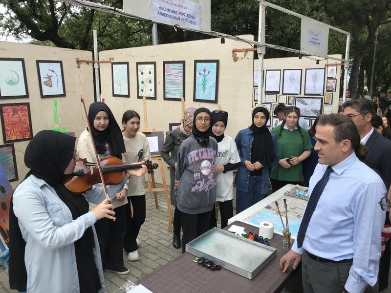 Kaymakam İlyas Memiş görsel sanatlar, teknoloji ve tasarım sergisine katıldı