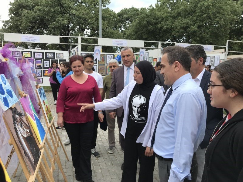 Kaymakam İlyas Memiş görsel sanatlar, teknoloji ve tasarım sergisine katıldı