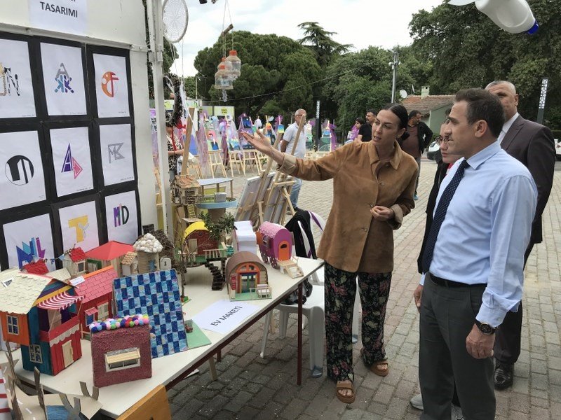Kaymakam İlyas Memiş görsel sanatlar, teknoloji ve tasarım sergisine katıldı