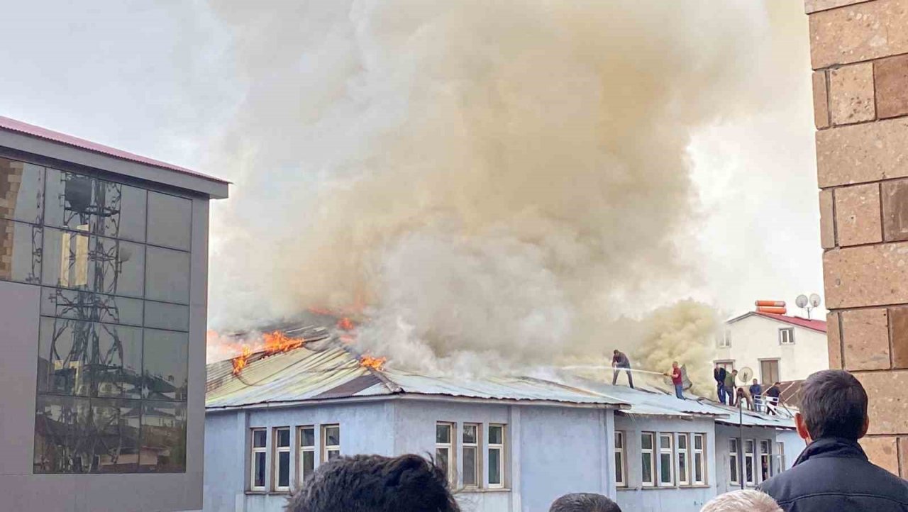 Karlıova’da pasaj yangını, dumanlar gökyüzünü kapladı