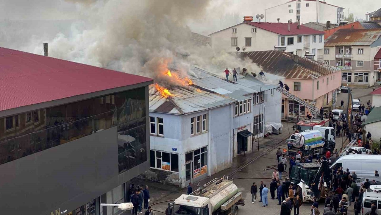 Karlıova’da pasaj yangını, dumanlar gökyüzünü kapladı