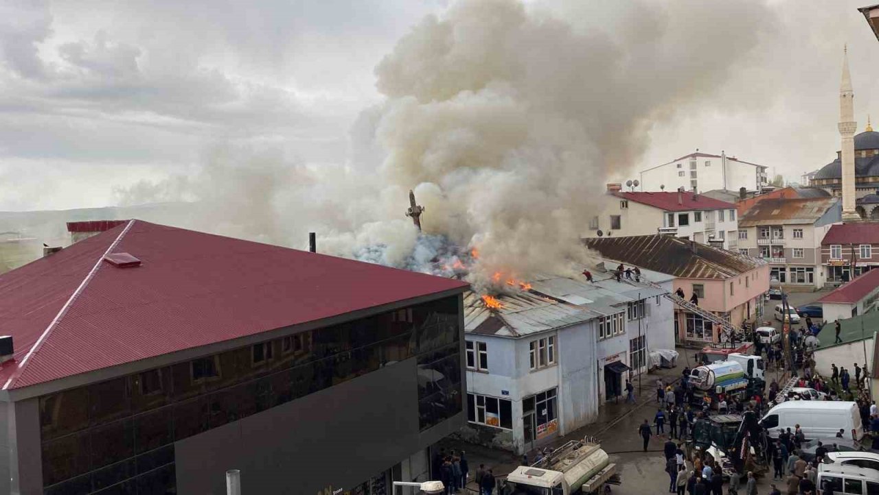 Karlıova’da pasaj yangını, dumanlar gökyüzünü kapladı