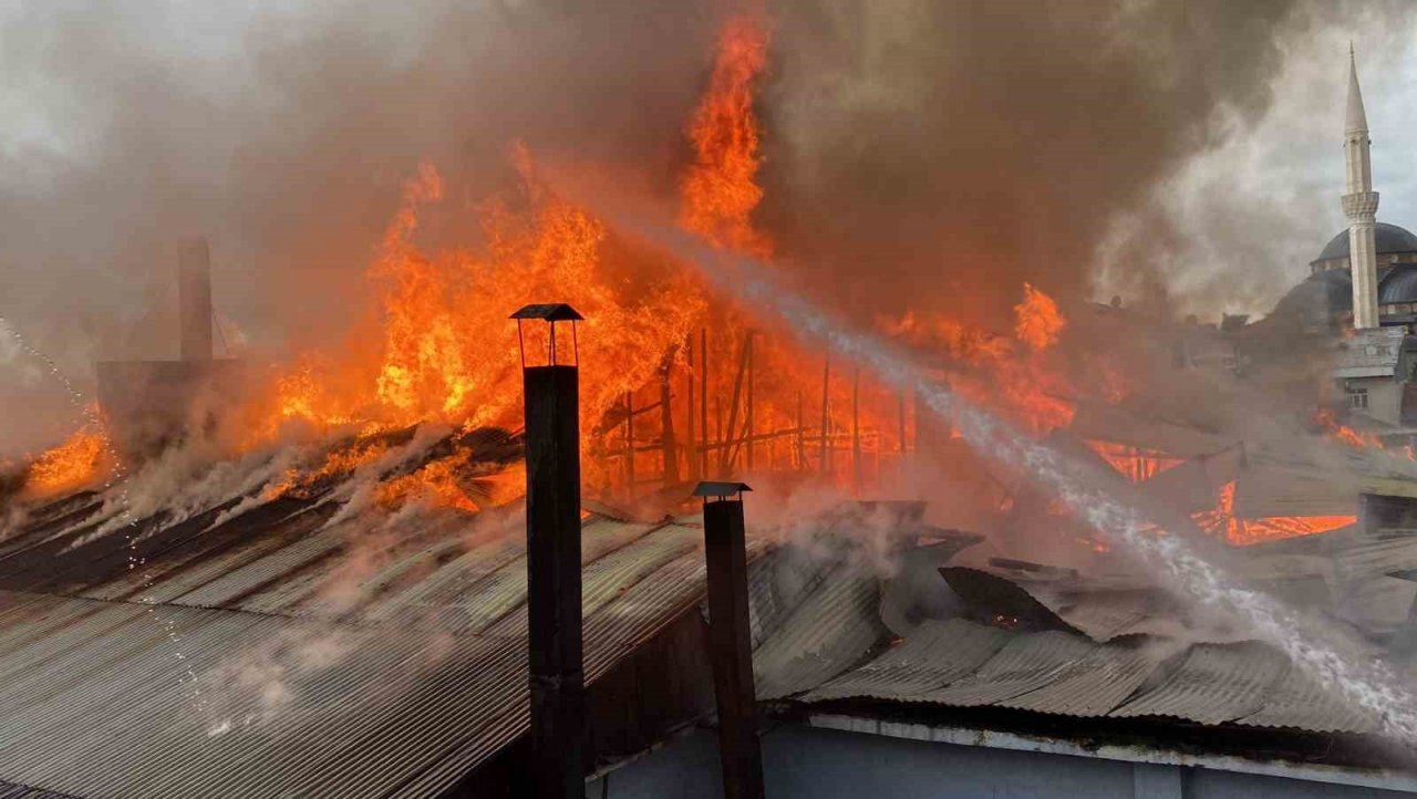 Karlıova’da pasaj yangını, dumanlar gökyüzünü kapladı