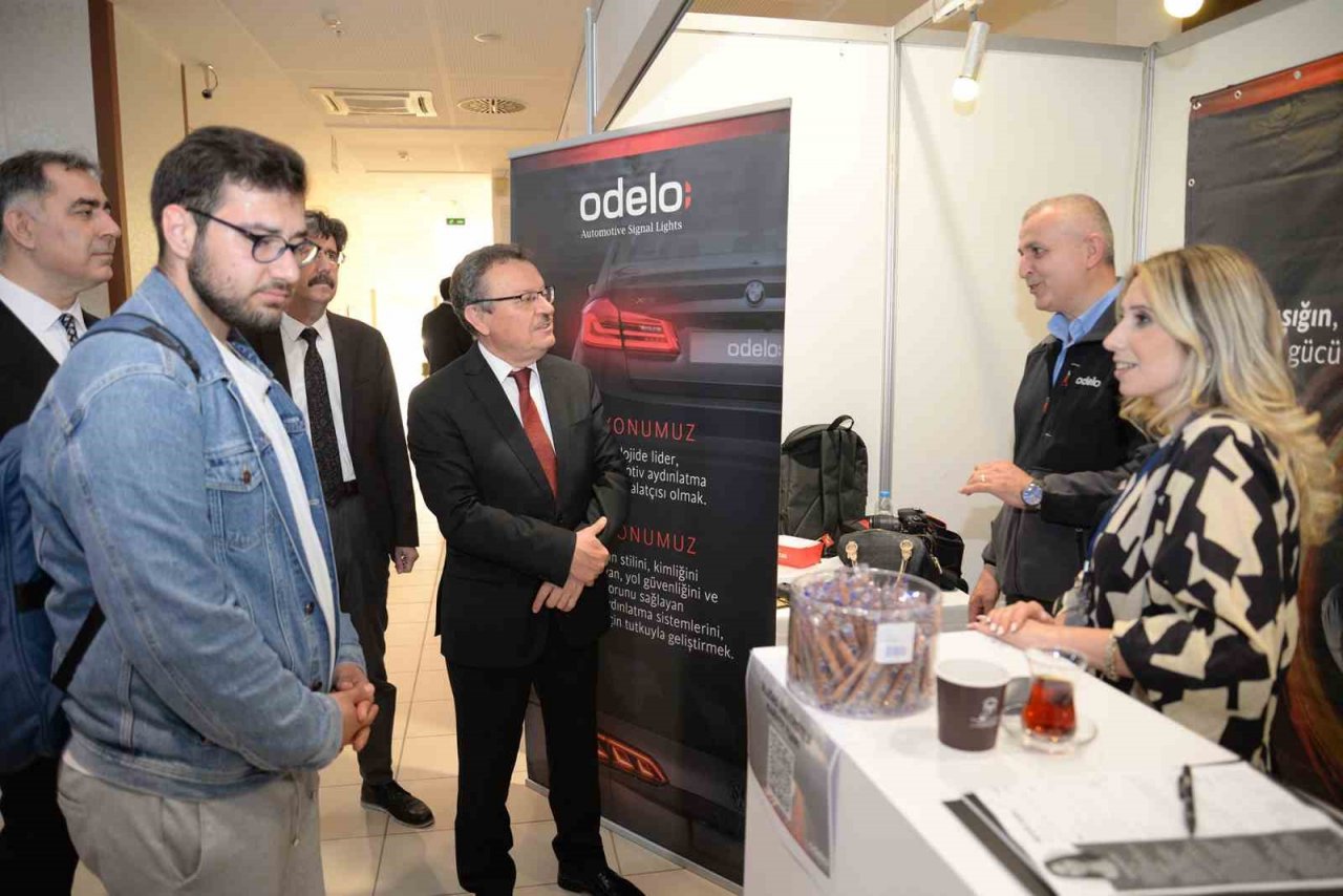 BUÜ Kariyer Fuarı binlerce öğrenciyi ağırladı