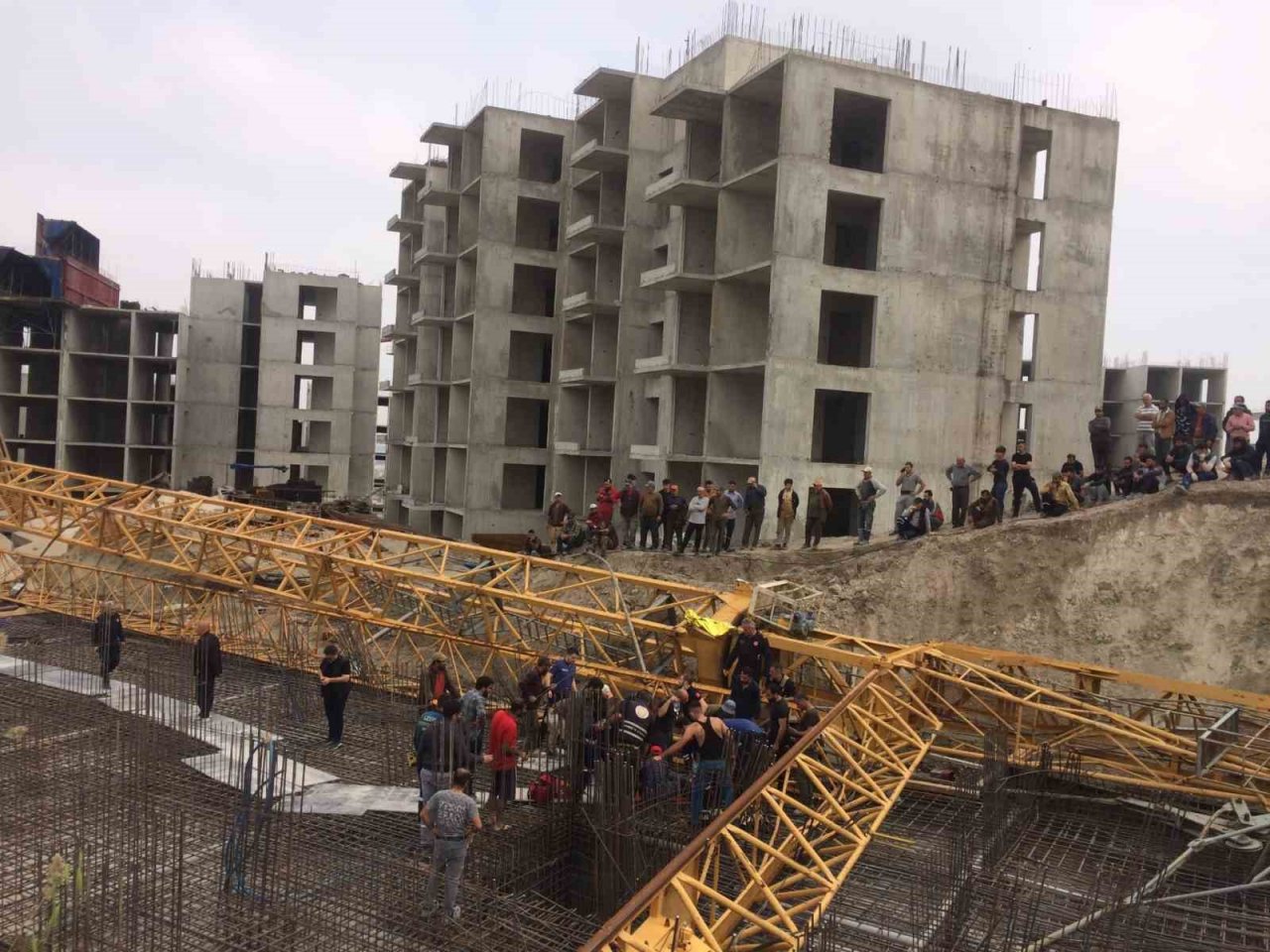 İnşaat şantiyesinde vinç devrildi: 1 kişi yaralandı