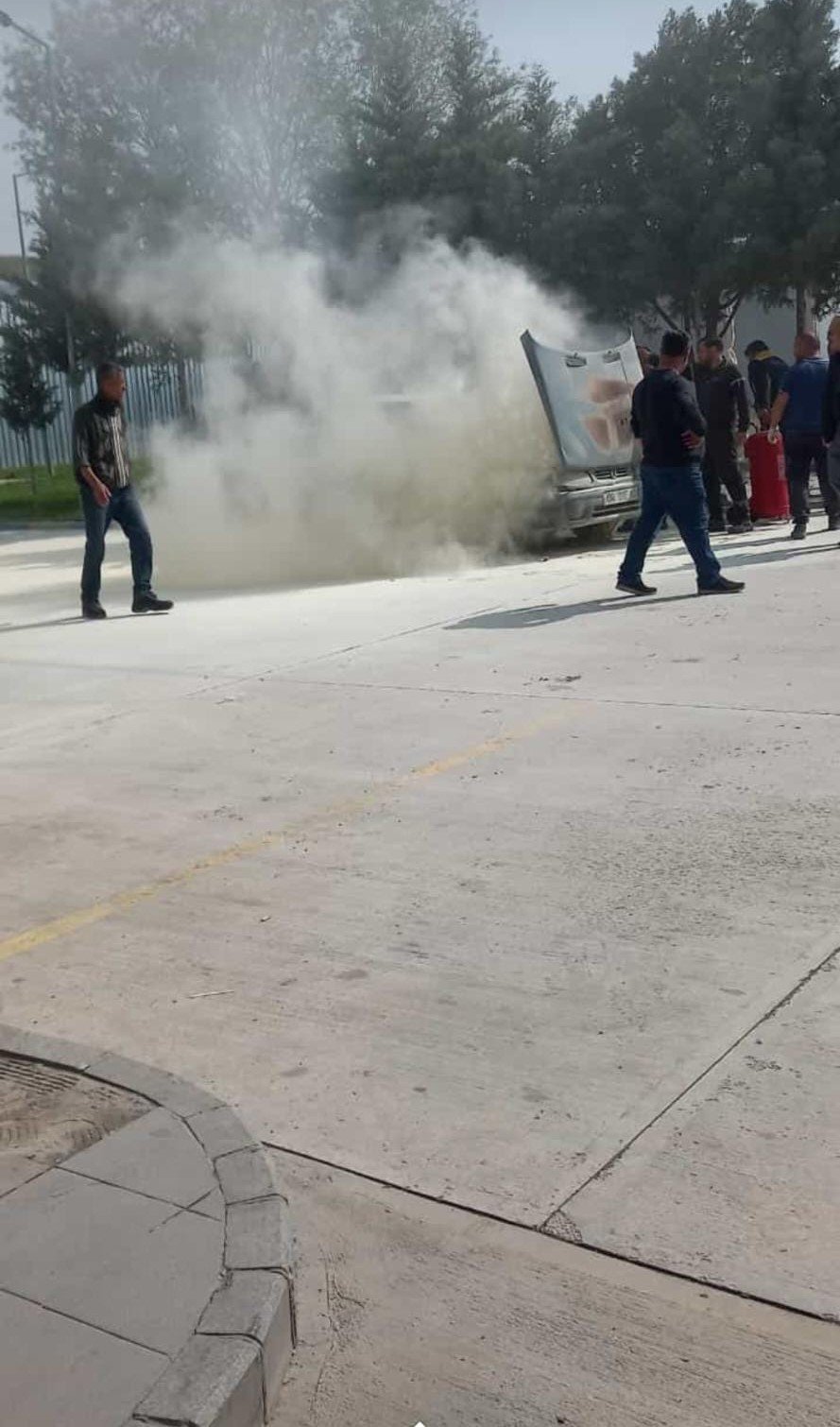 Akaryakıt istasyonunda motoru patlayan araç faciaya sebep oluyordu