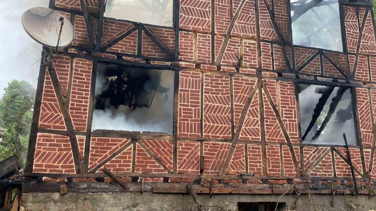 Köy evi alevlere teslim oldu: 2 yaralı