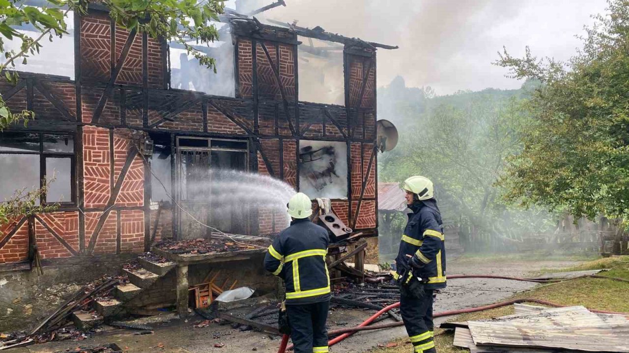 Köy evi alevlere teslim oldu: 2 yaralı