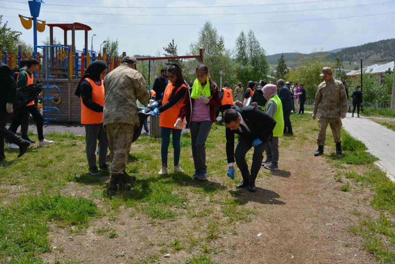 Refahiye’de liseli öğrencilerden çevre duyarlılığı