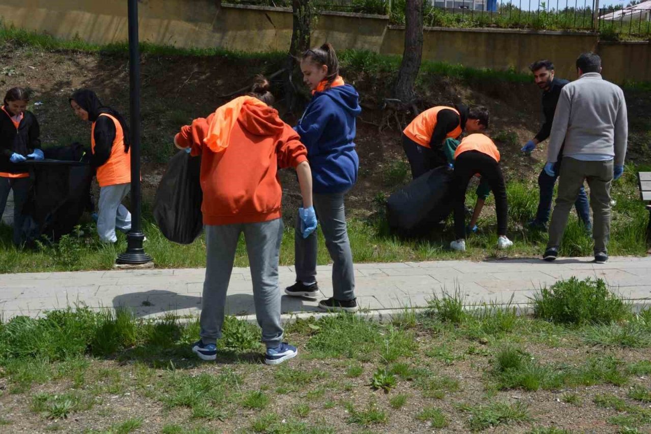 Refahiye’de liseli öğrencilerden çevre duyarlılığı