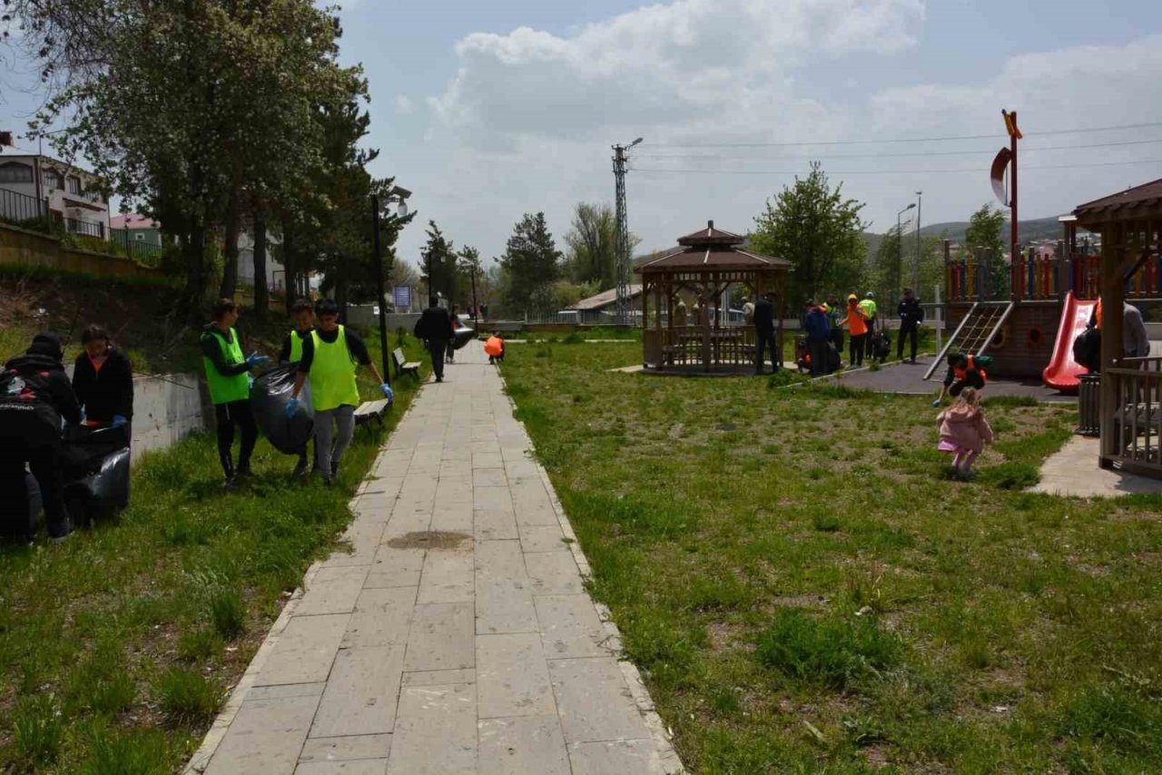 Refahiye’de liseli öğrencilerden çevre duyarlılığı