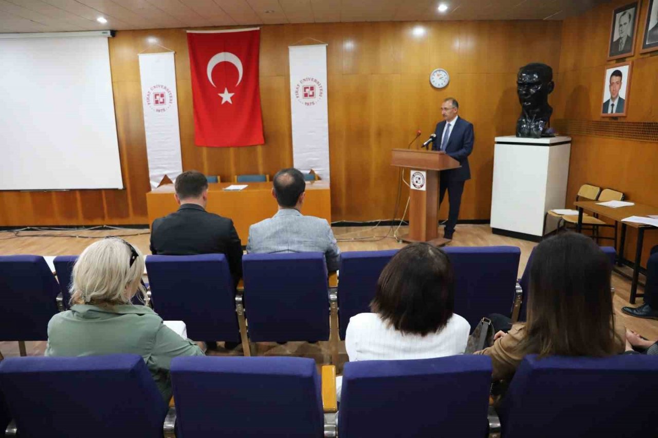 FÜ’de başarılı akademisyenler ödüllendirildi